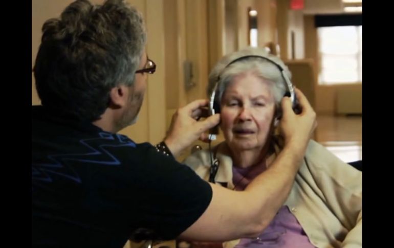 El documental muestra que los pacientes parecen recuperar algunos recuerdos al escuchar la música que les gusta. ESPECIAL /