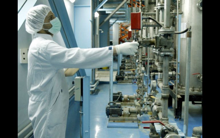 Un técnico del OIEA inspecciona una planta de uranio en Irán. ARCHIVO /