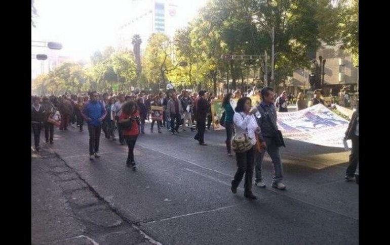 'Integrantes de la #CNTE protestan frente a las oficinas de la PGR' @smirmidones. Foto: Twitter ESPECIAL /