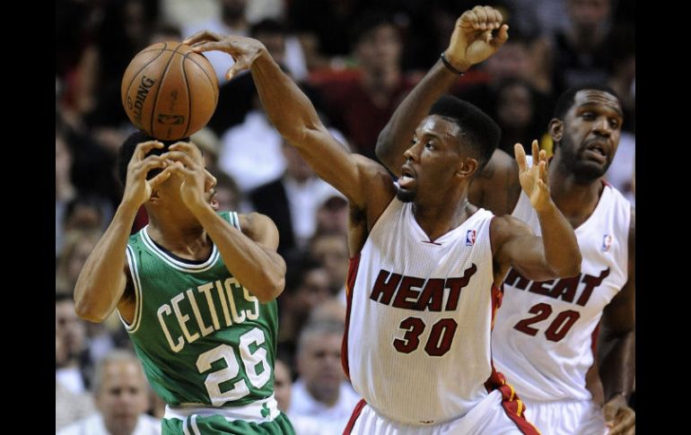 El jugador Norris Cole (d) de los Miami Heat, disputa el balón con Phil Pressey (i) de los Celtics de Boston. EFE /
