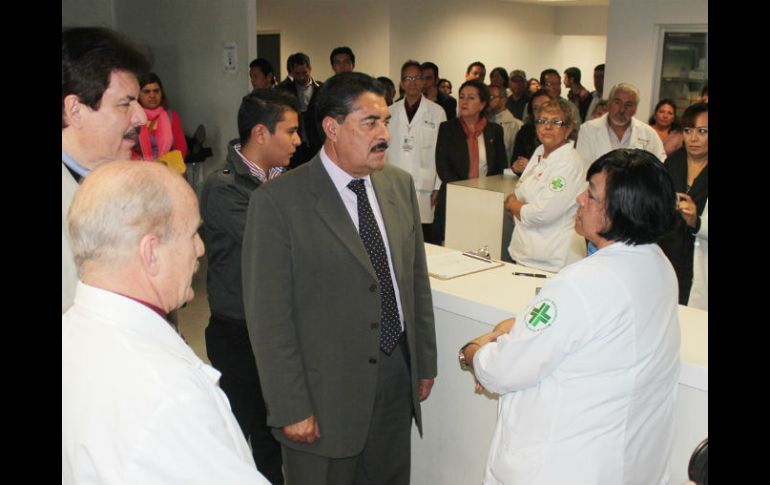 El presidente municipal dialogó con personal médico y administrativo encargado de los servicios de salud. ESPECIAL /