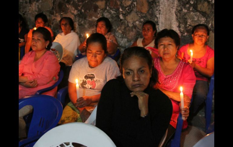 Más de 30 personas en Morelos aguardan a la medianoche para conocer la decisión de la Corte. SUN /