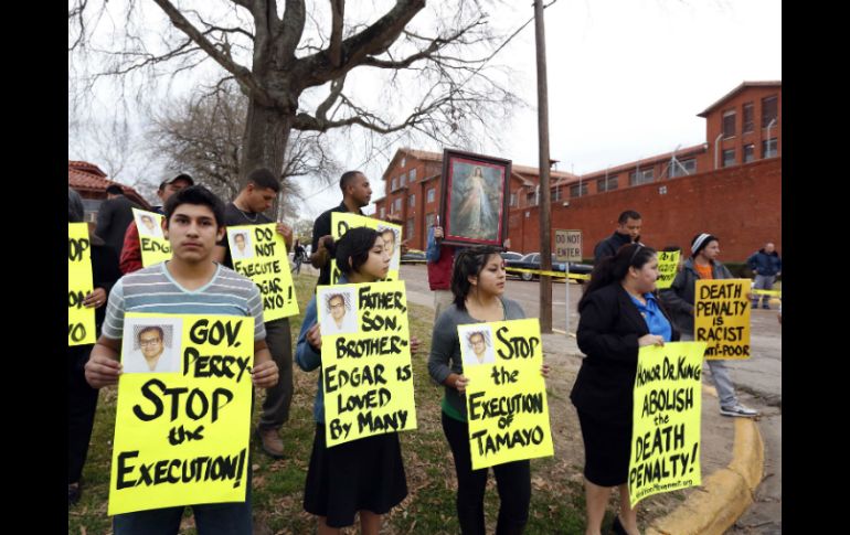 Un grupo de personas y familiares se manifiestan en contra de la ejecución de Édgar Tamayo a las afueras de la prisión de Huntsville. SUN /