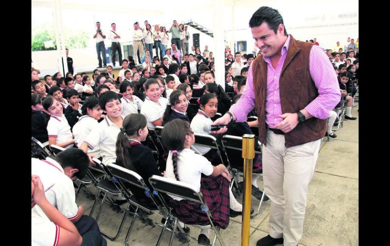 Tala. El gobernador Aristóteles Sandoval con escolares de la primaria 'Libertad y Progreso'.  /