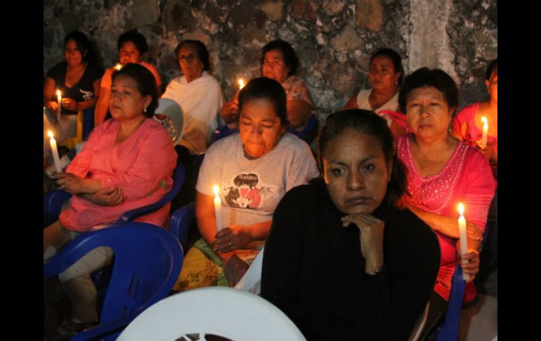 Familiares de Édgar Tamayo rezan luego de la ejecución del mexicano en Texas. AFP /