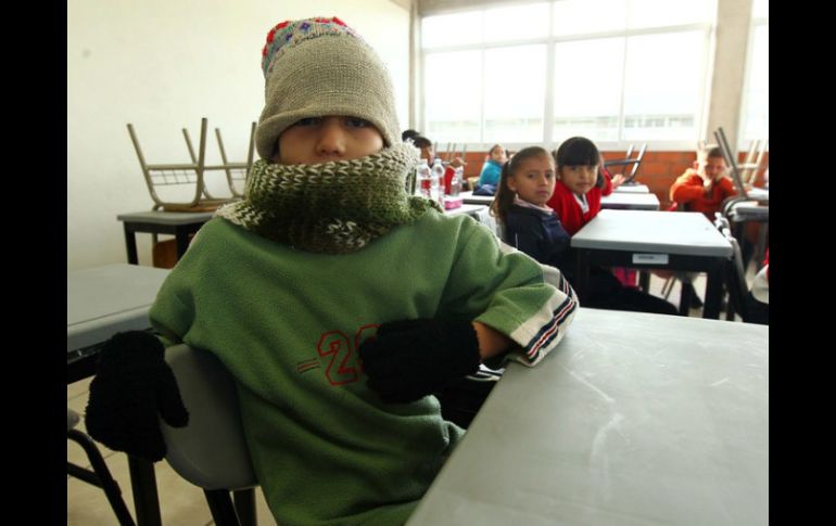 Suéteres, bufandas, guantes, cubrebocas; nada está de más a la hora de prevenir enfermedades en los niños. ARCHIVO /