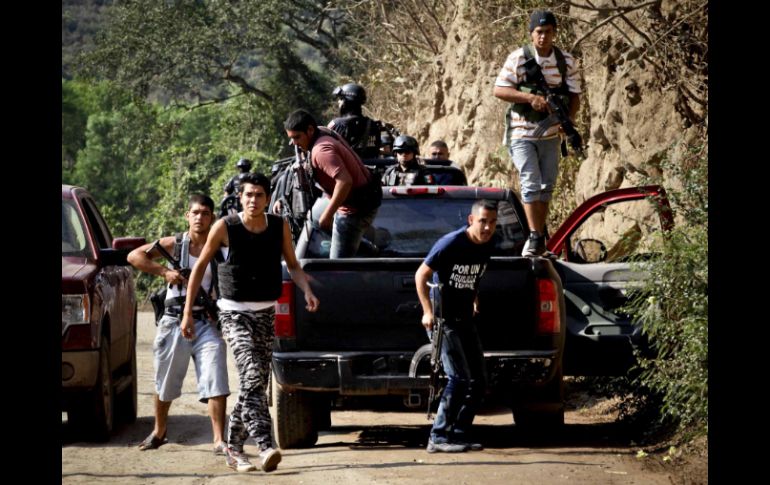 Grupos de autodefensa avanzan desde Uruapan para llegar al poblado de Jucutacato. ARCHIVO /