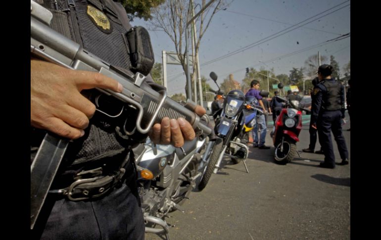 Policías Federales se dirigen al lugar para verificar que no haya riesgo para quienes circulan por la zona. ARCHIVO /