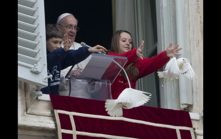 El Sumo Pontífice y dos pequeños oraron por Campolongo, cuyo caso estremeció Italia. AP /