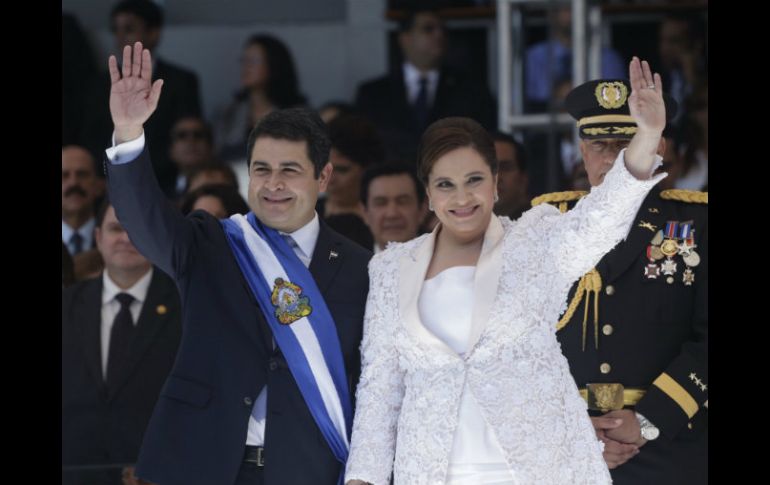 Juan Orlando Hernández y su esposa, Ana Rosalinda, luego de la toma de su protesta como presidente de Honduras. AP /