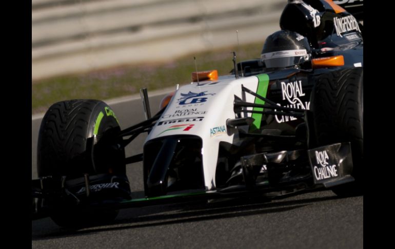 El piloto mexicano comienza a probar su nuevo auto con Force India. AFP /