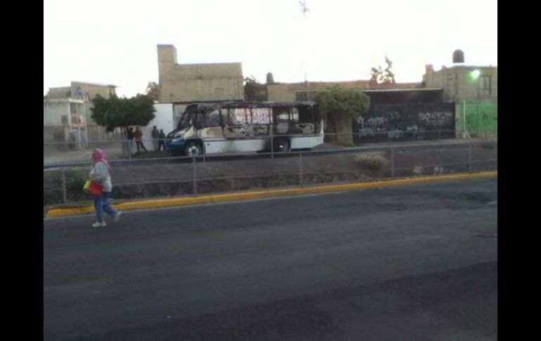 Imagen del camión de transporte público incendiado en avenida Las Torres, en Paraísos del Colli. Foto: @edipkm. ESPECIAL /