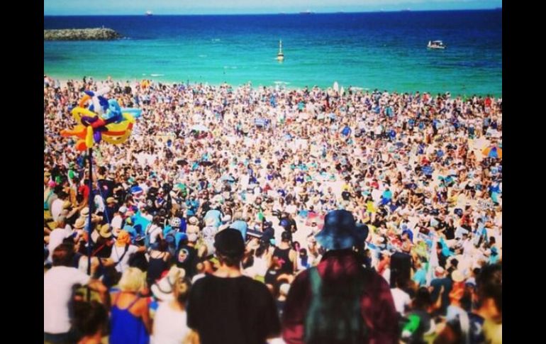 Manifestantes se congregan en varias playas de Perth, en Australia Occidental, por la caza de tiburones. ESPECIAL /