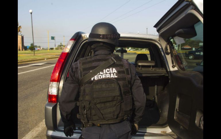 Fuerzas federales realizan revisiones a vehículos en Michoacán. ARCHIVO /