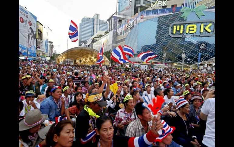 Aspecto de una de las manifestaciones de los antigubernamentales en la ciudad de Bangkok. EFE /