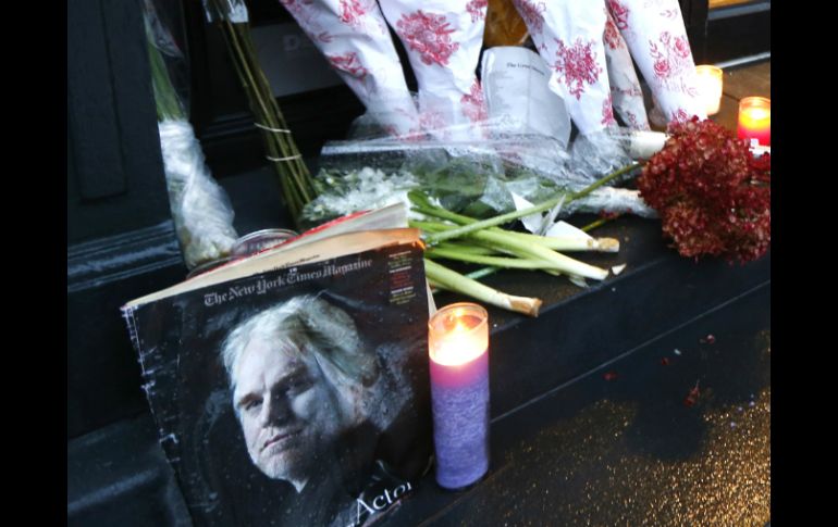 Personas han colocado fotos, flores y veladoras afuera del que fuera el departamento del actor, en NY. AP /