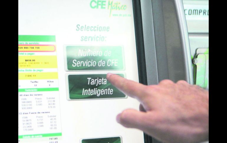 Con la tarjeta inteligente los usuarios programan el día en que efectuarán su pago directamente en los cajeros automáticos de la CFE.  /