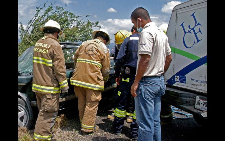 Los paramédicos y bomberos acuedieron al rescate de los ocupantes del vehículo. ARCHIVO /