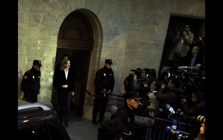 La infanta Cristina a su salida del juzgado, en medio de una gran cobertura de los medios de comunicación. AFP /
