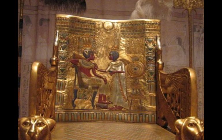 El trono de Tuntankamón fue fabricado con madera, láminas de cobre y plata y fue decorada con piedras semipreciosas. ESPECIAL /