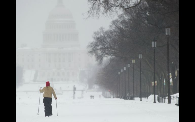 Vista del capitolio en medio de la nevada que provocó el cierre de escuelas y dejó hasta 30 centímetros de nieve. AFP /
