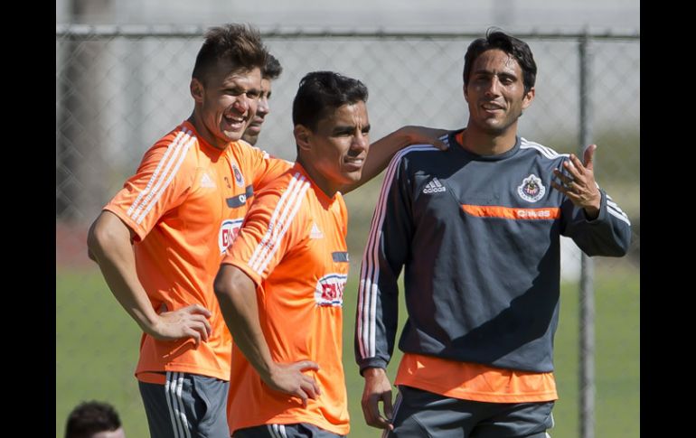 Álvarez, Bravo y De Nigris bromean durante el entrenamiento de Chivas. MEXSPORT /
