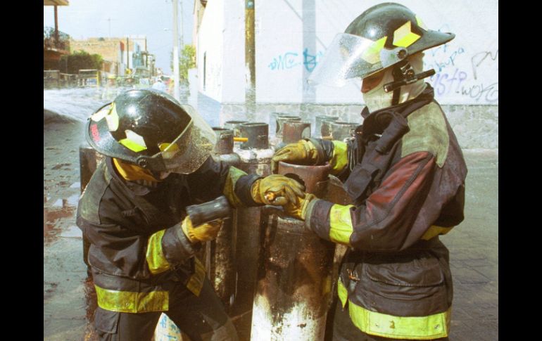 El incendio fue controlado por unos 25 bomberos y personal de Protección Civil, que además acordonó la zona. ARCHIVO /