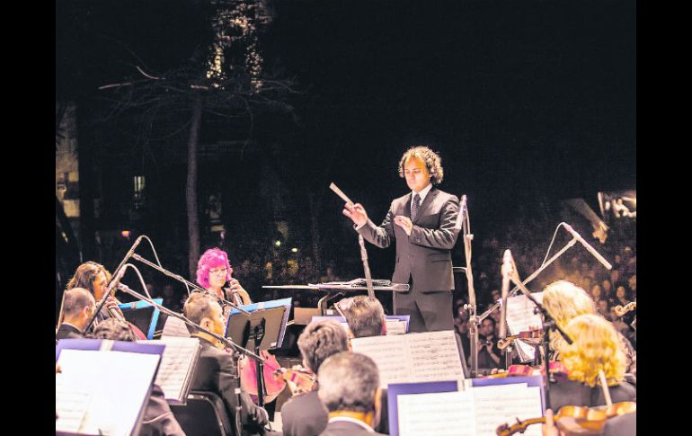 Velada musical. Tres orquestas se presentaron anoche en Plaza Liberación ante cientos de tapatíos.  /