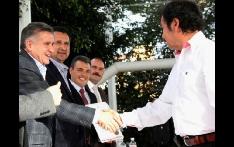 El alcalde tonalteca Jorge Arana, otorgando uno de los primeros títulos. ESPECIAL /