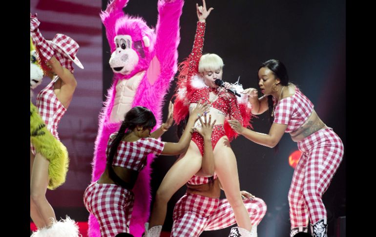 Cyrus si mostró una imagen muy desinhibida junto a sus bailarinas. AP /
