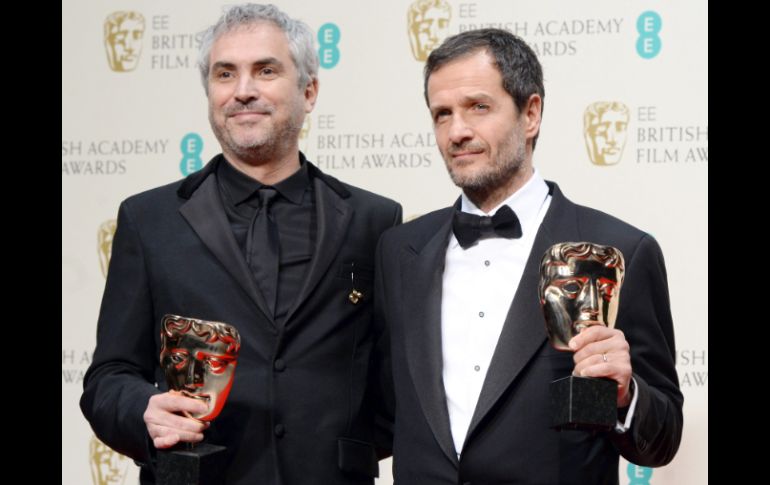 Los cineastas Cuarón y David Heyman posando con sus premios, durante la gala en Londres. EFE /