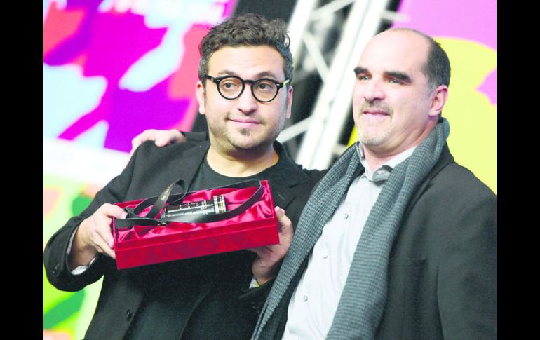 Ganadores. El director mexicano Alonso Ruizpalacios posa con su premio al lado de su productor Miguel Neceochea. EFE /