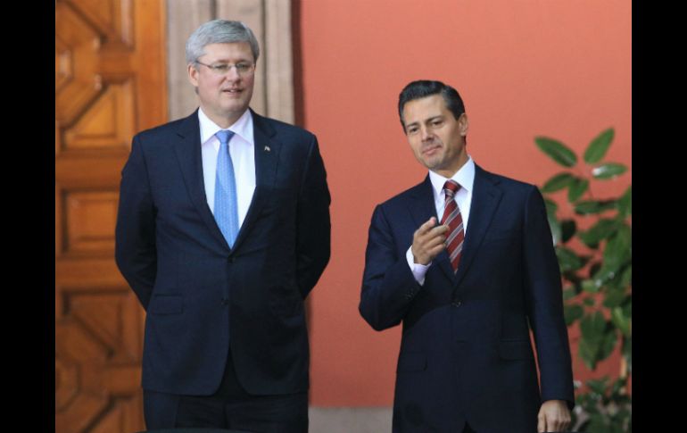 El Presidente Peña Nieto (d) junto al premier canadiense Stephen Harper (i). ARCHIVO /