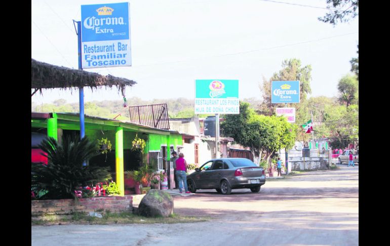 Zona de restaurantes en el ingreso a la delegación de Valencia,a un costado de las vías del tren, en el municipio de Acatlán de Juárez.  /