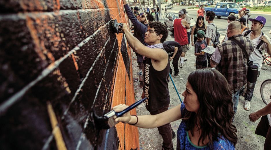 Un grupo de jóvenes de distintos barrios de la ciudad se encargaron de plasmar su talento con la pinta de un mural.  /