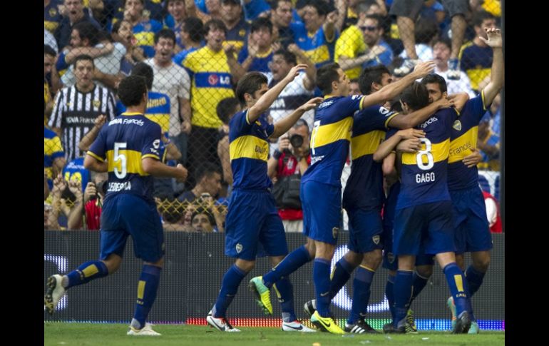 Jugadores del Boca celebran el gol de Gigliotti ante Estudiantes. AFP /