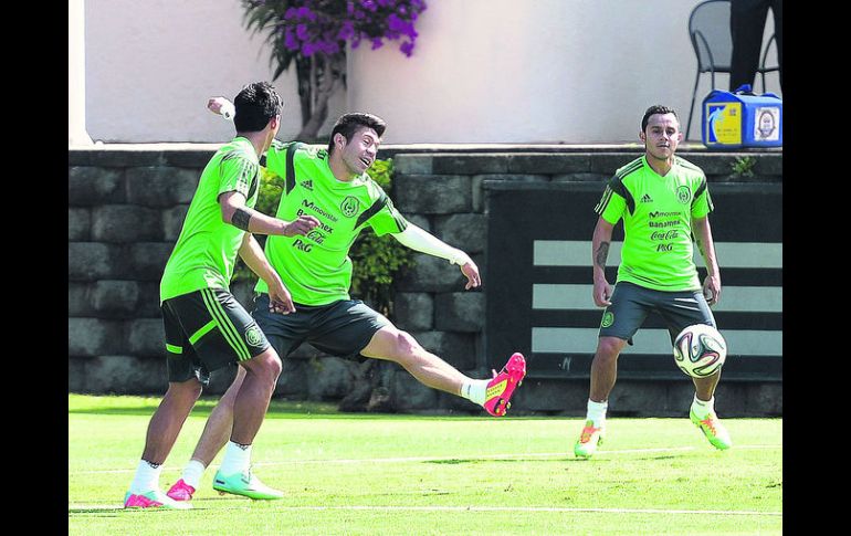 Con pasaporte. Oribe Peralta (centro) y Luis Montes (der), son dos de los jugadores que Miguel Herrera considera para Brasil 2014. MEXSPORT /
