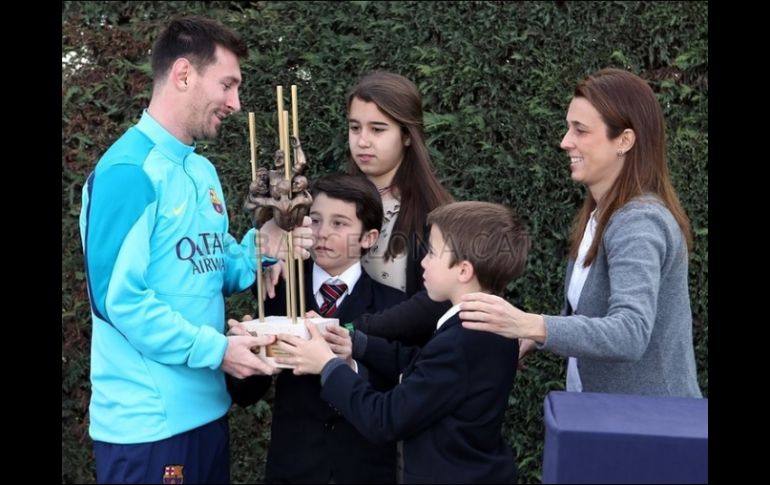Lionel Messi, el premio Aldo Rovira, antes del entrenamiento matinal del equipo azulgranada. ESPECIAL /