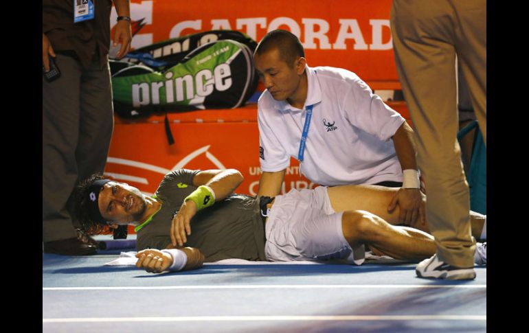 Ferrer recibe atención en el aductor de la pierna izquierda. AFP /