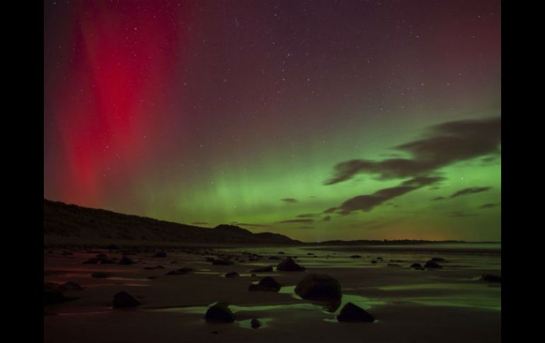Las auroras boreales de color rojo, verde, rosa, azul y amarillo son causadas por una gran concentración de oxígeno en la atmósfera. AP /