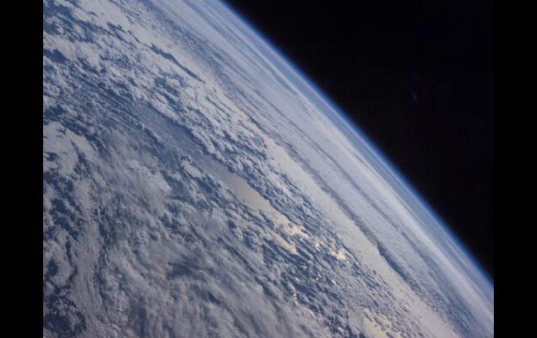 La NASA publicó una imagen de la Tierra desde el espacio como referencia a la cinta ’Gravedad’. Foto de Twitter ESPECIAL /