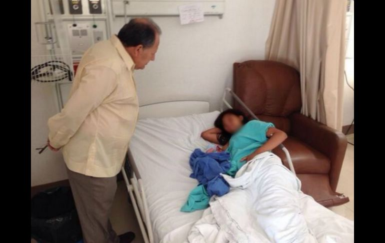 El secretario de salud, Filigrana Castro visitó en el Hospital a Carlota Chablé. Foto:@Gobierno_Tab ESPECIAL /