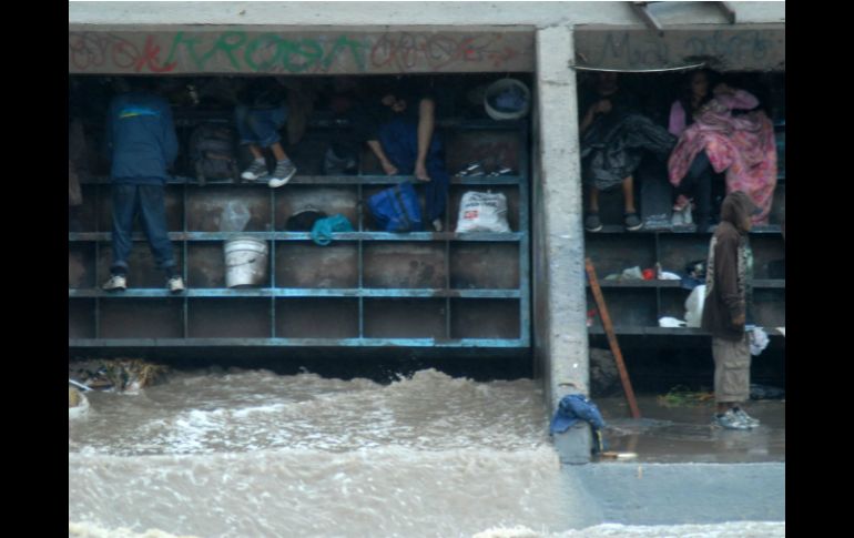 Policía y Tránsito Municipal atendió viviendas inundadas y hundimientos de tierra, además de auxilio a damnificados. ARCHIVO /