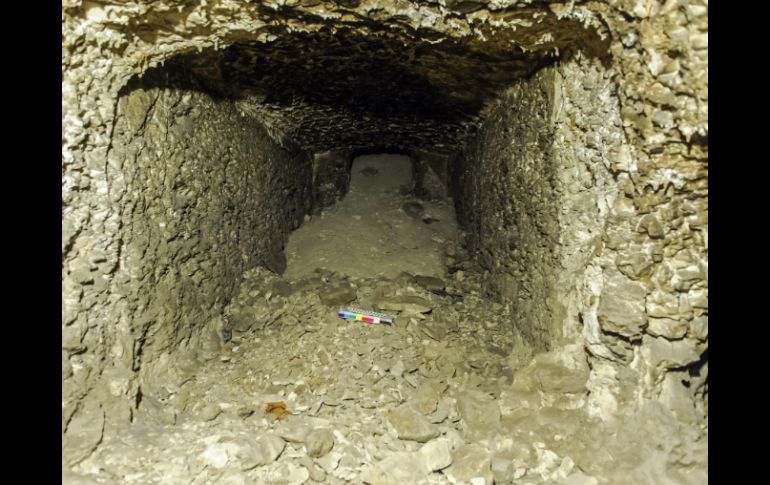 Los expertos todavía trabajan en el lugar para retirar los escombros del interior del mausoleo. EFE /