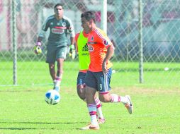 Con problemas. El capitán del Guadalajara, Omar Bravo, mostró molestias en el entrenamiento de ayer.  /