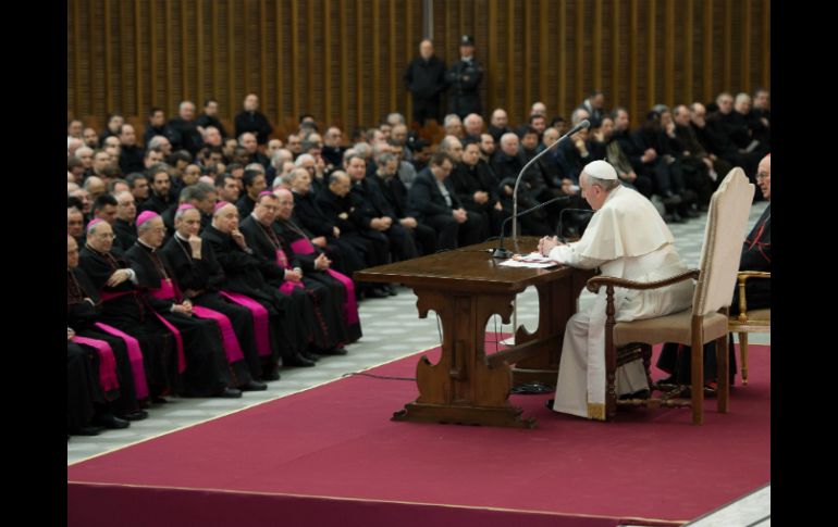 El Papa ofrece participa en una reunión con sacerdotes romanos. AP /