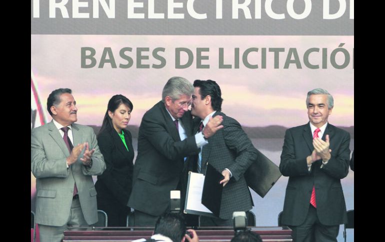 El gobernador Aristóteles Sandoval  y el titular de la SCT, Gerardo Ruiz Esparza, firmaron las bases de la licitación para la Línea 3.  /