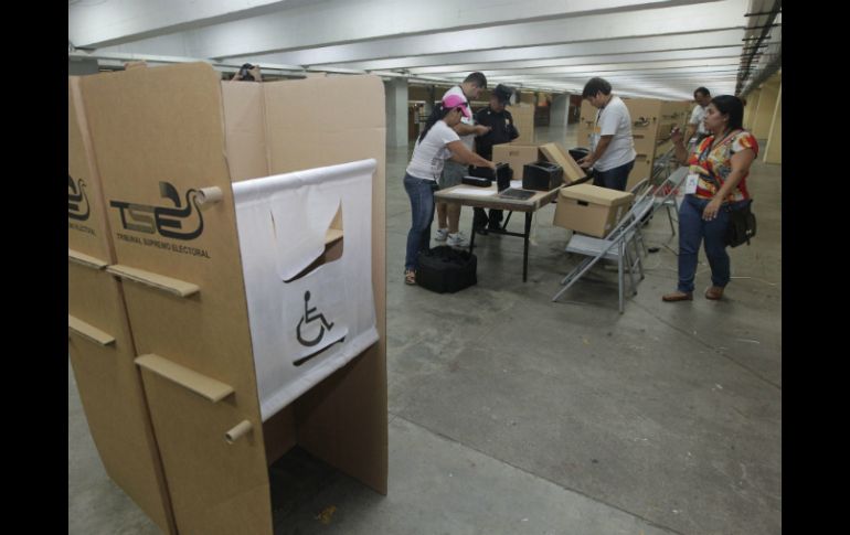 Los salvadoreños han acudido a las urnas de manera pacífica este domingo. EFE /