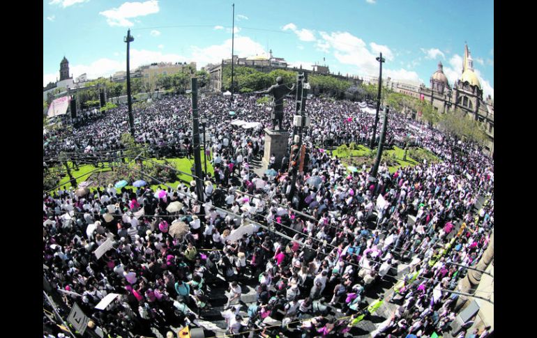 Miles de estudiantes llenaron la Plaza Liberación, donde exigieron cambios de fondo en el sistema de transporte colectivo de la ciudad.  /