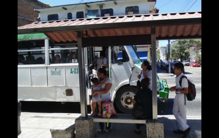 Usuarios del transporte público de Puerto Vallarta denuncian las malas condiciones de éste.  /